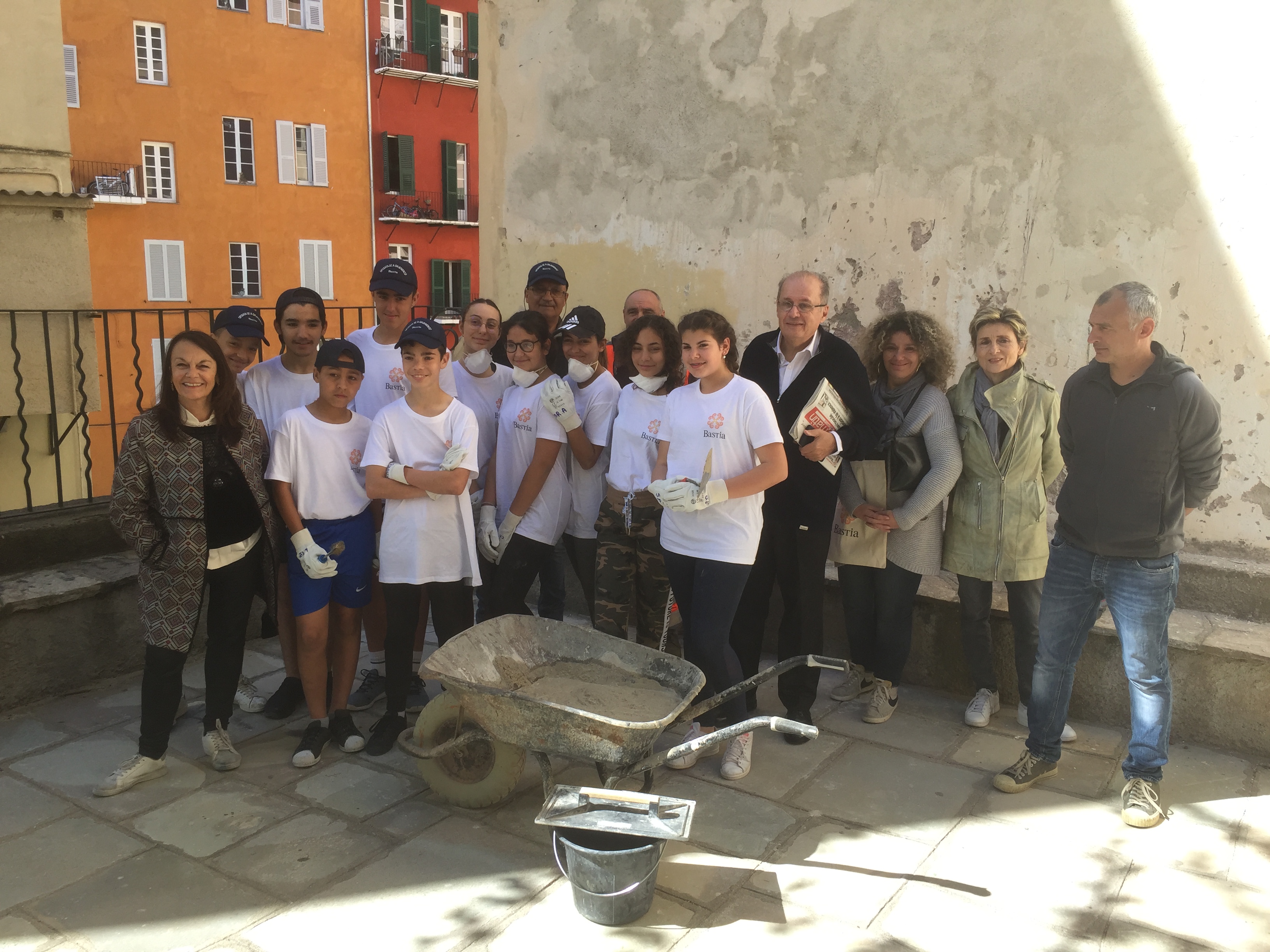 Elus, personnels administratifs et techniques de la mairie de Bastia, collègiens de St Joseph, ce lundi matin place Carbuccia ...