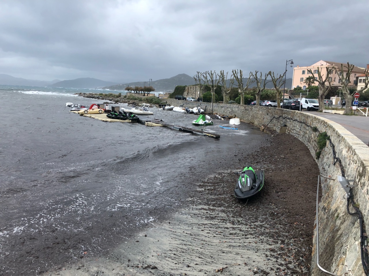 Tempête à l'Ile-Rousse : jet skis et bateaux emportés par les vagues