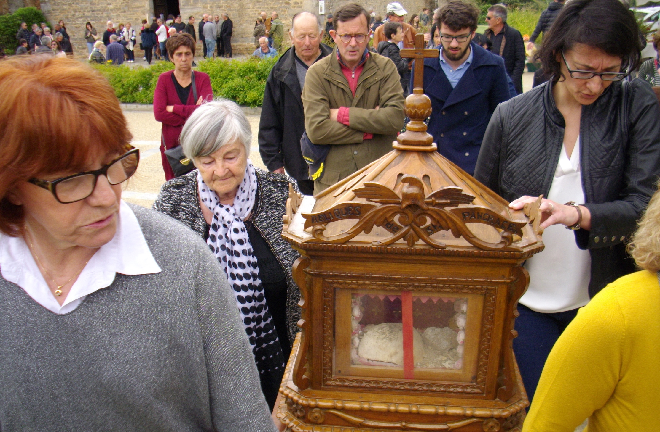 Les reliques du Saint Patron portées par les paroissiennes nus pieds à travers le champs de foire (Photos J.F)