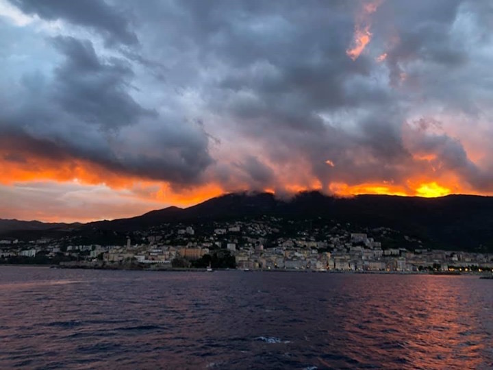 La photo du jour : Le ciel en feu au-dessus de Bastia