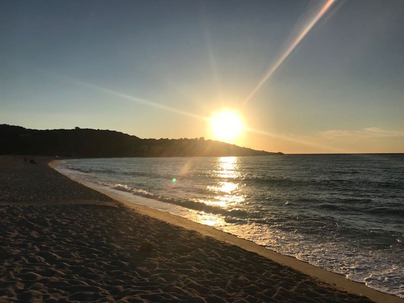 La photo du jour : Quand la plage de Lozari s'illumine