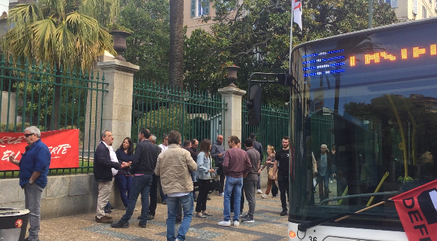 Les grévistes de Muvistrada devant la préfecture d'Ajaccio