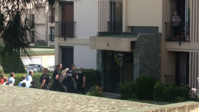 Une couverture sur la tête, Bruno Garcia, auteur présumé de l'assassinat conduit sur les lieux du drame sous bonne escorte
