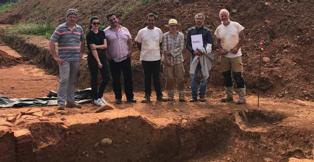 L'équipe de fouilles autour de Laurent Sévègnes et Hervé Petitot.