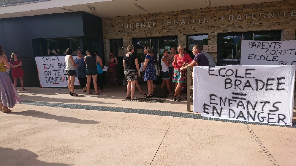 Sainte Lucie de Porto-Vecchio : les parents en colère bloquent l’école 