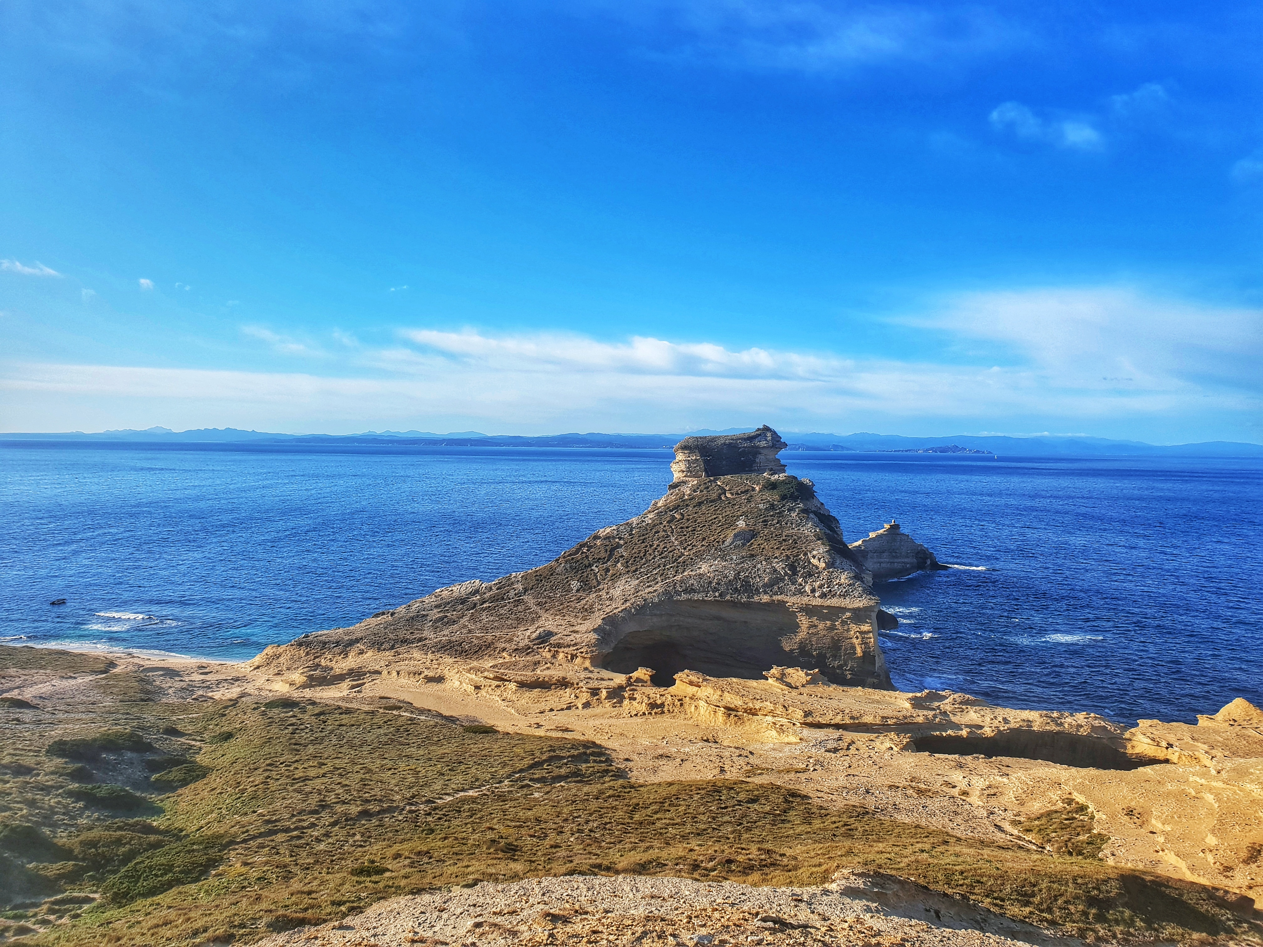 La photo du jour : la plage Saint-Antoine de Bonifacio et sa grotte 