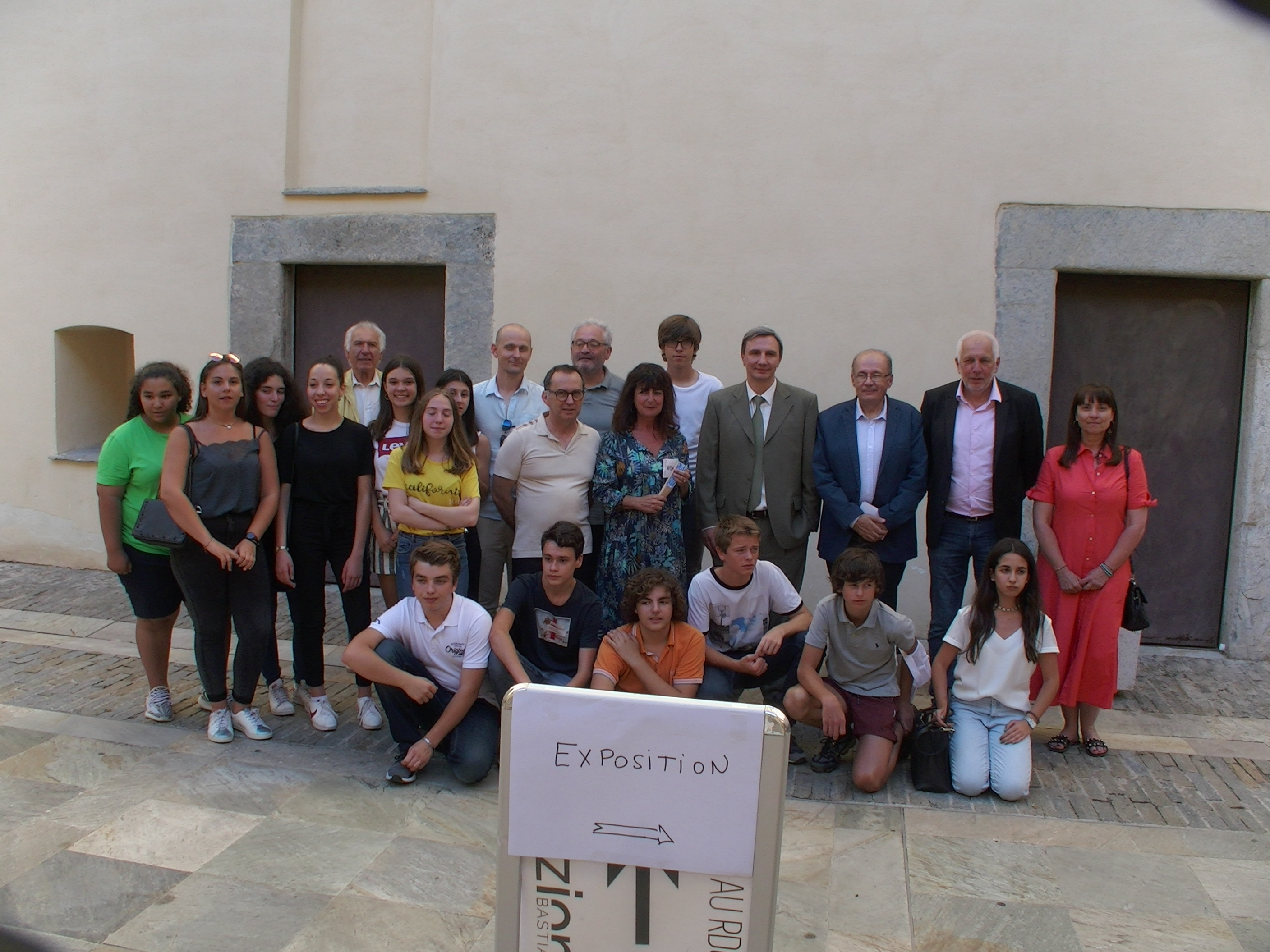 Elèves, professeurs, parents et élus ont pu lors du vernissage admirer le trés  beau travail de toute une année scolaire