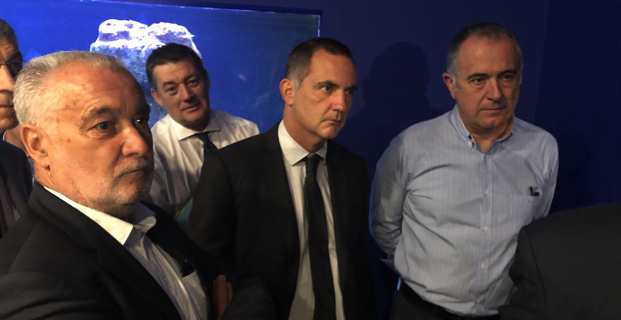 Le président du Conseil exécutif de la Collectivité de Corse, Gilles Simeoni, avec le ministre de l’agriculture et de l’alimentation, Didier Guillaume, et le président du comité national des pêches maritimes et des élevages marins, Gérard Romiti, à la plateforme Stella Mare.
