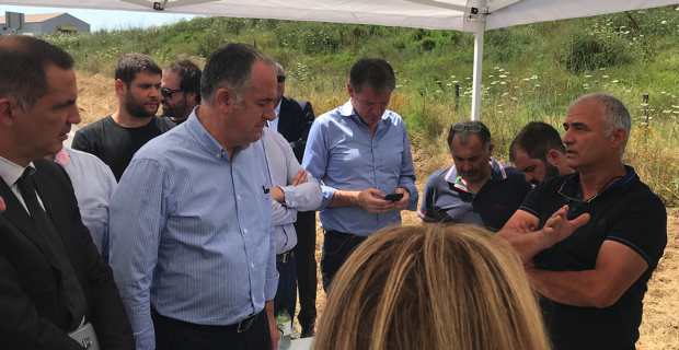 Sebastien Rossi du groupement des éleveurs corses avec le ministre de l’agriculture et de l’alimentation, Didier Guillaume, sur le site du futur pôle Viande à Vescovato.