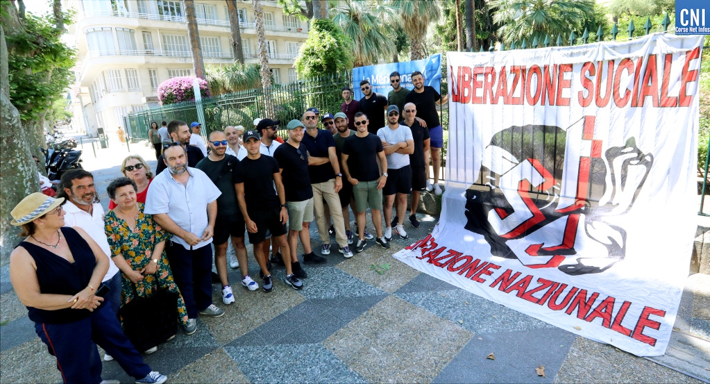 Les marins de la Méridionale devant l'assemblée de Corse. Photo Michel Luccioni.