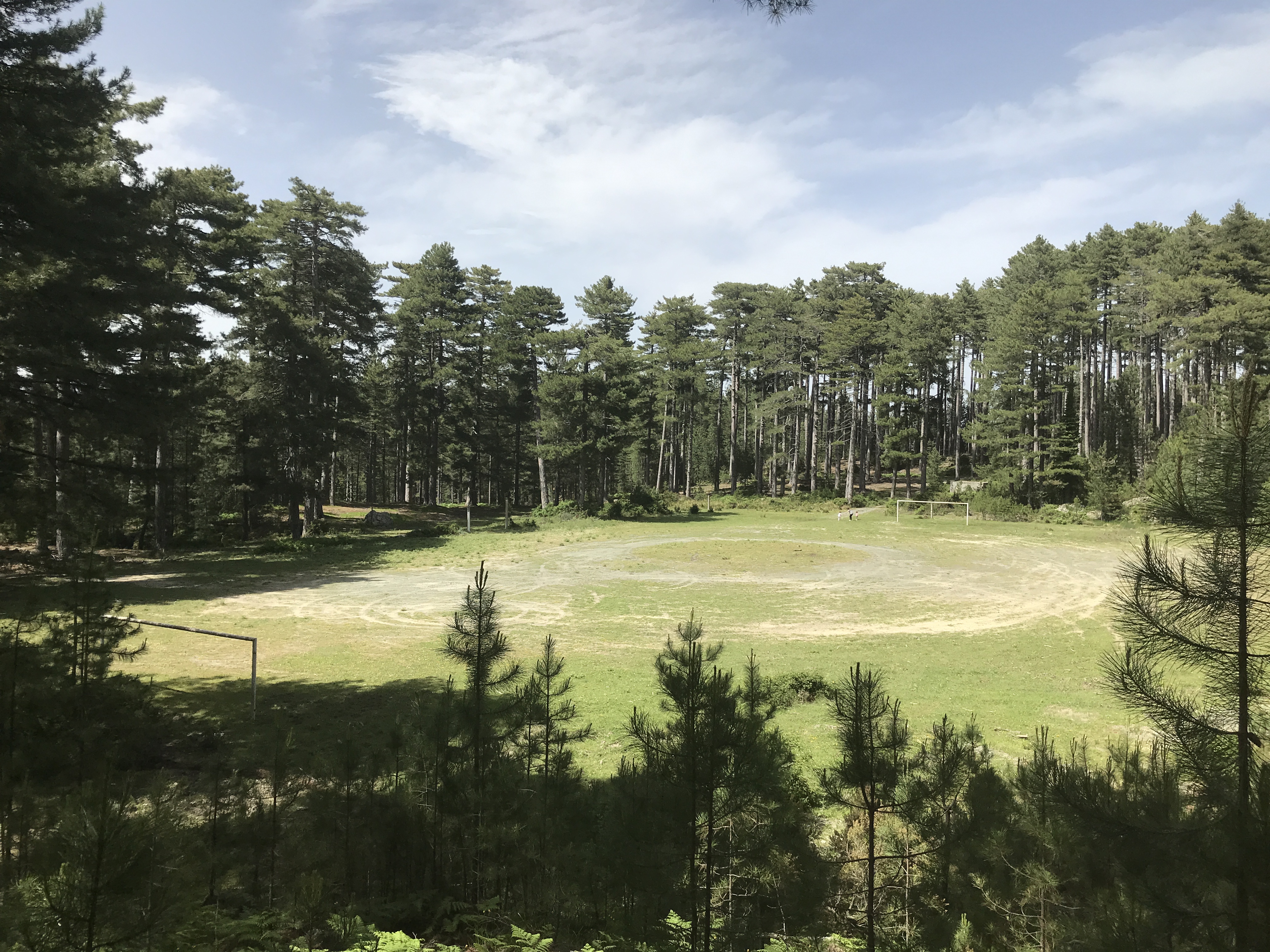 La photo du jour : au mileu de Rospa-Sorba,  un terrain de foot