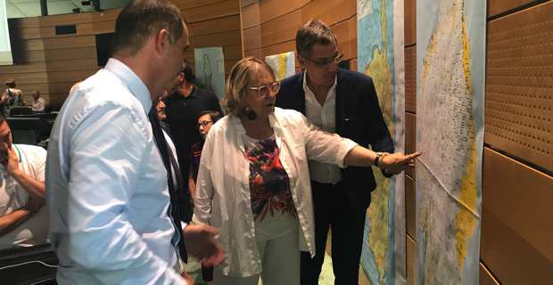 Jocelyne Mattei-Fazi, présidente de l’association des maires de Corse-du-Sud et maire de Renno, devant les nouvelles cartes des ESA.