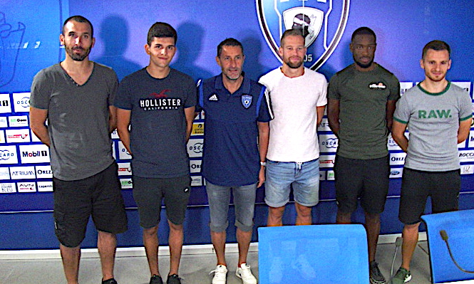 Les nouvelles recrues du SCB autour de l'entraîneur St.Rossi : S.Lombard, J.Le Cardinal, St.Quemper, M.Diongue et S.Salles-Lamonge