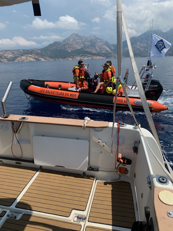 Trois hommes se jettent à la mer avant que leur bateau ne soit percuté par une vedette de 45 pieds à Cavallo