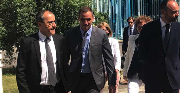 Le président de l'Assemblée de Corse, Jean-Guy Talamoni, le président de l'Exécutif corse, Gilles Simeoni, et le Premier ministre, Edouard Philippe, à l'arrivée au siège bastiais de la Collectivité de Corse.
