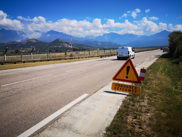 Ce n'est ni ce panneau ni le marquage au sol qui sont de nature à rassurer
