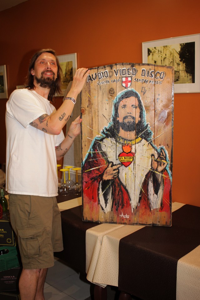 Pedro Winter devant l'oeuvre d'Anto fils de pop