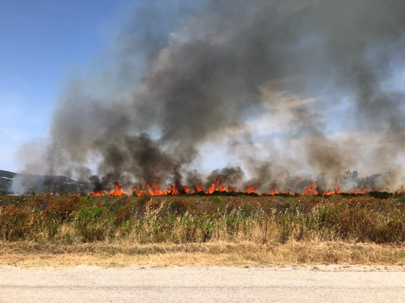 Des habitations menacées par les flammes route de Calenzana