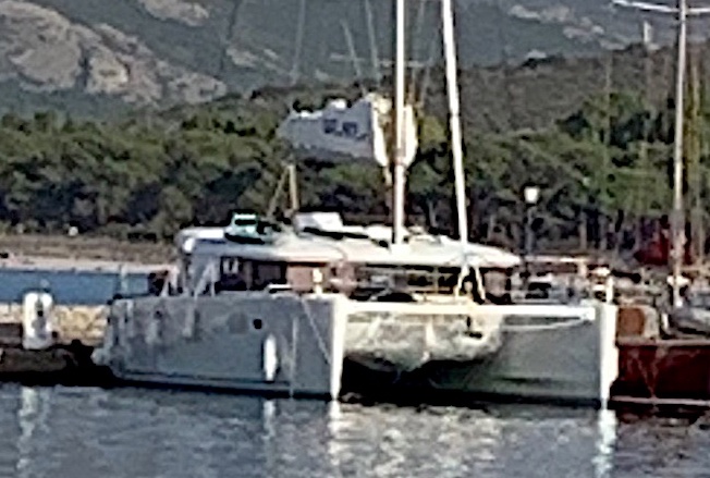 Le catamaran amarré à Calvi