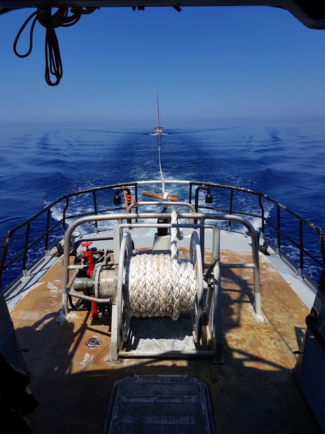 Un voilier en difficulté remorqué par la  vedette de la SNSM Calvi-Balagne
