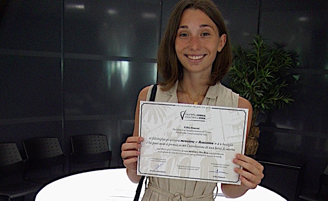 A l'image de cette rayonnante jeune fille, 93 bacheliers ont obtenu la mention "Très Bien " au Bac 2019