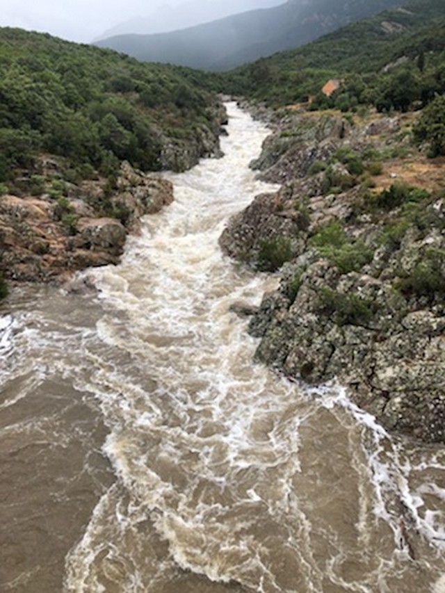 Impressionnantes sont les images de la rivière du Fangu