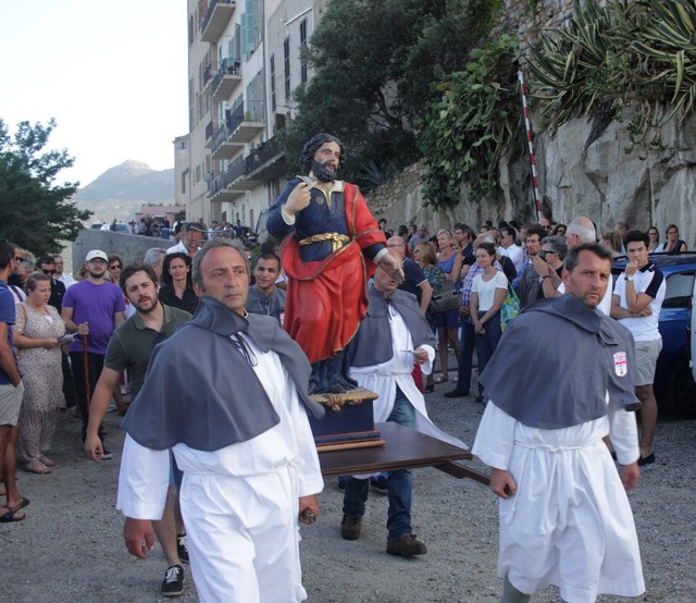 San Vincente porté par les confreres