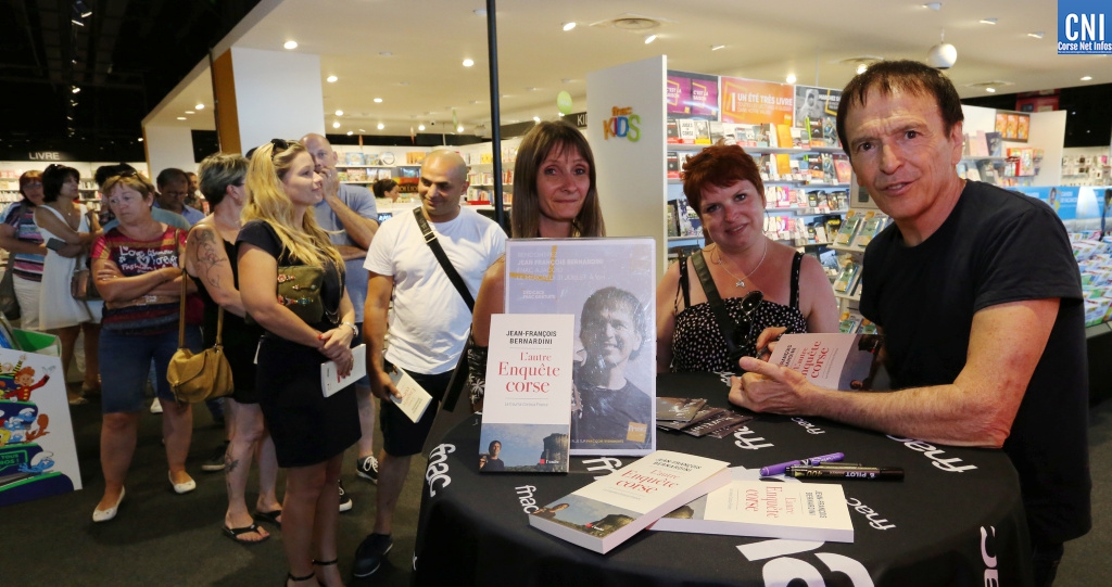 Jean-François Bernardini dédicaçait son dernier essai mercredi à la Fnac d'Ajaccio - Photo : Michel Luccioni