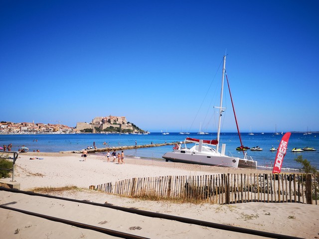 Imbroglio Autour Dun Catamaran échoué Sur La Plage De Calvi
