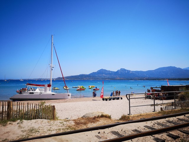 Imbroglio Autour Dun Catamaran échoué Sur La Plage De Calvi