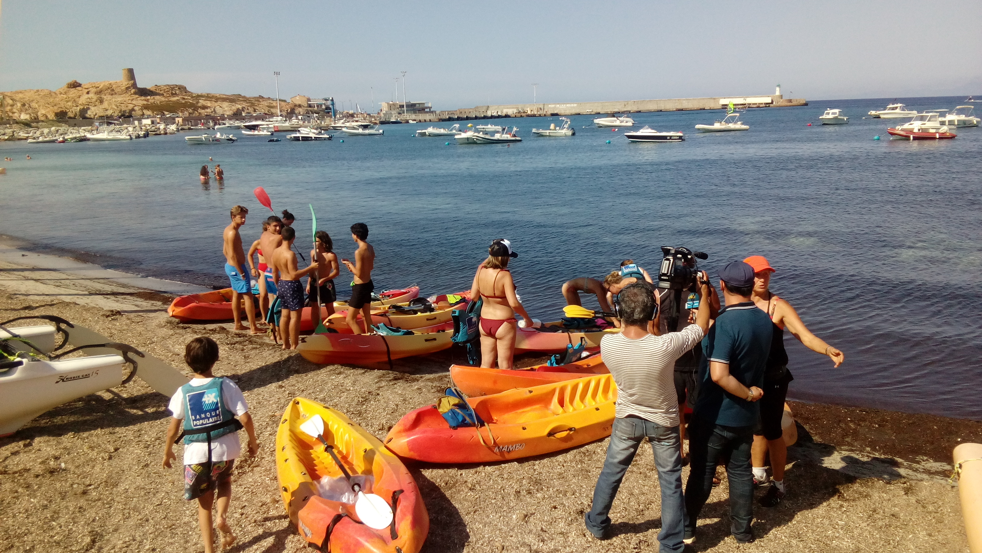 Spectaculaire opération de nettoyage de la mer en paddle et Kayak à L'Ile-Rousse et aux îles de la Pietra