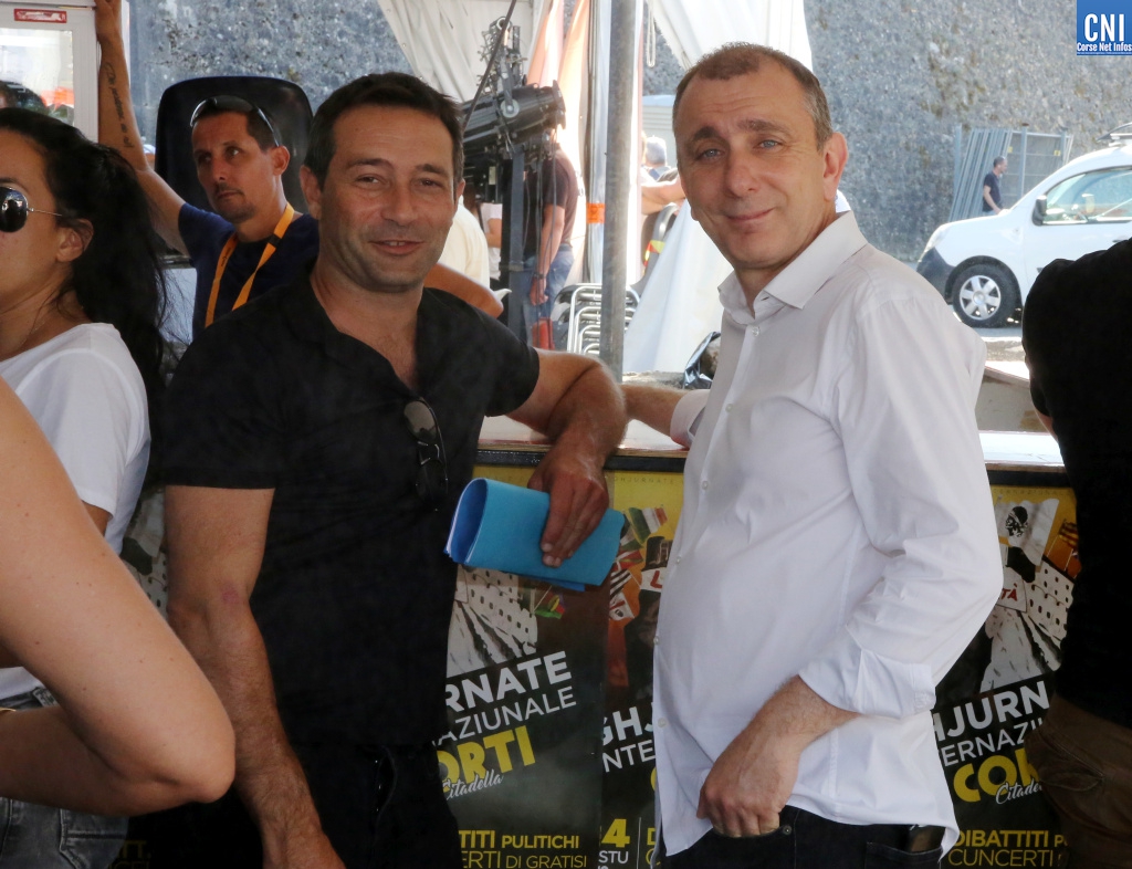 Jean-Christophe Angelini avec Jean-François Casalta, candidats du PNC à Portivecchju et à Aiacciu, aux Ghjurnate. Photo Michel Luccioni.