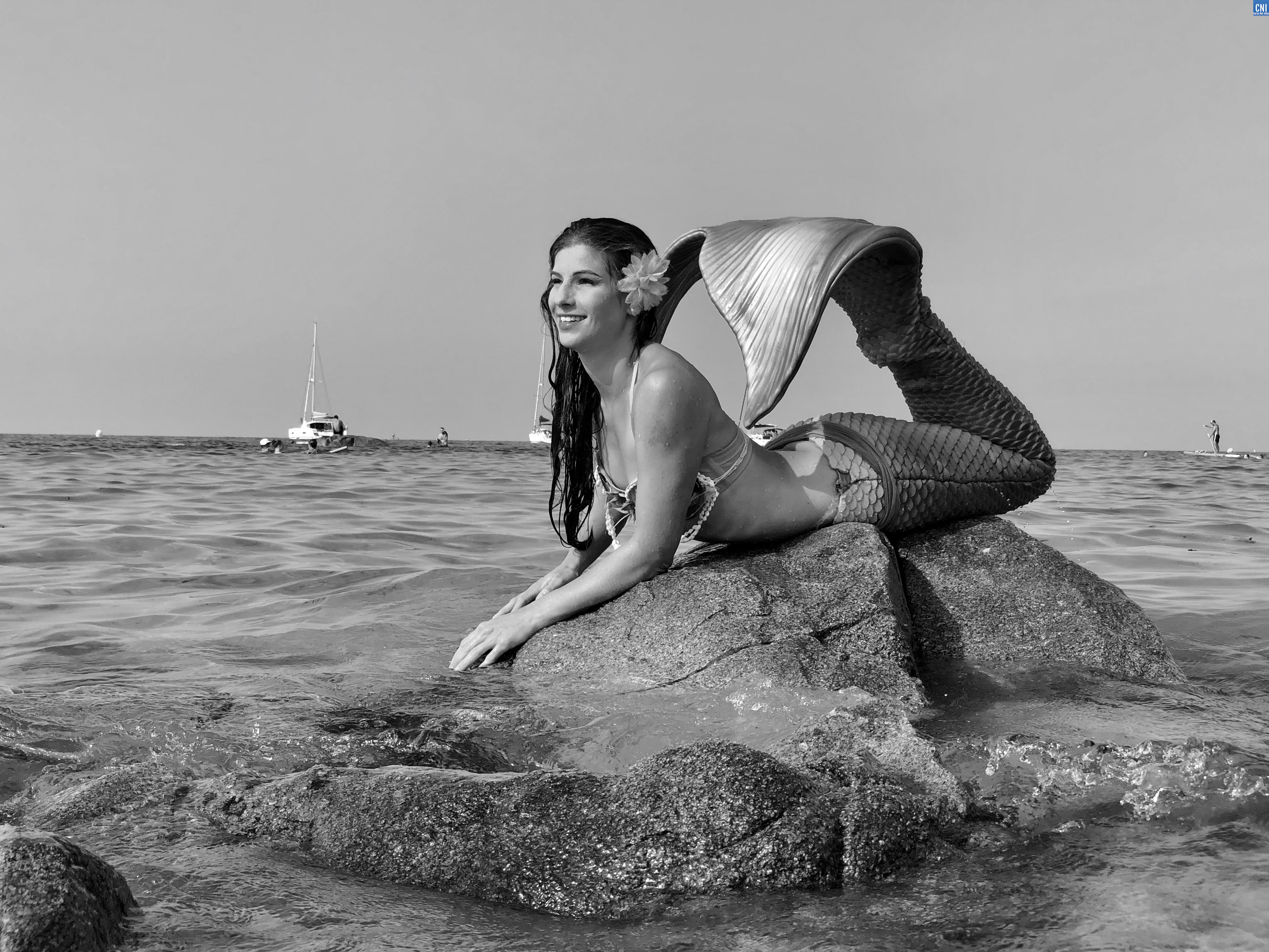 Miss Monde Sirène sur le sable lisulanu