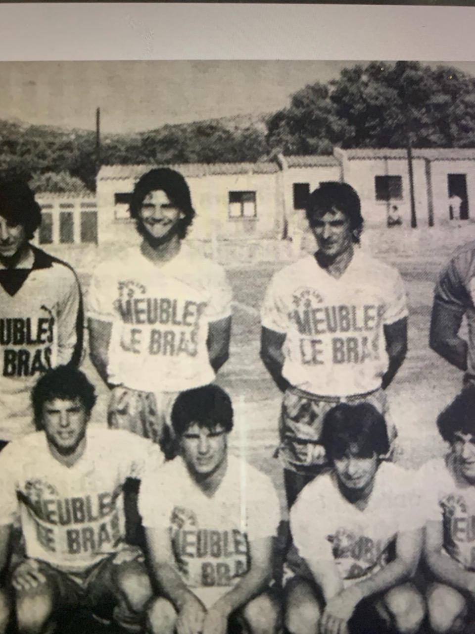 Marino Santini accroupis à droite