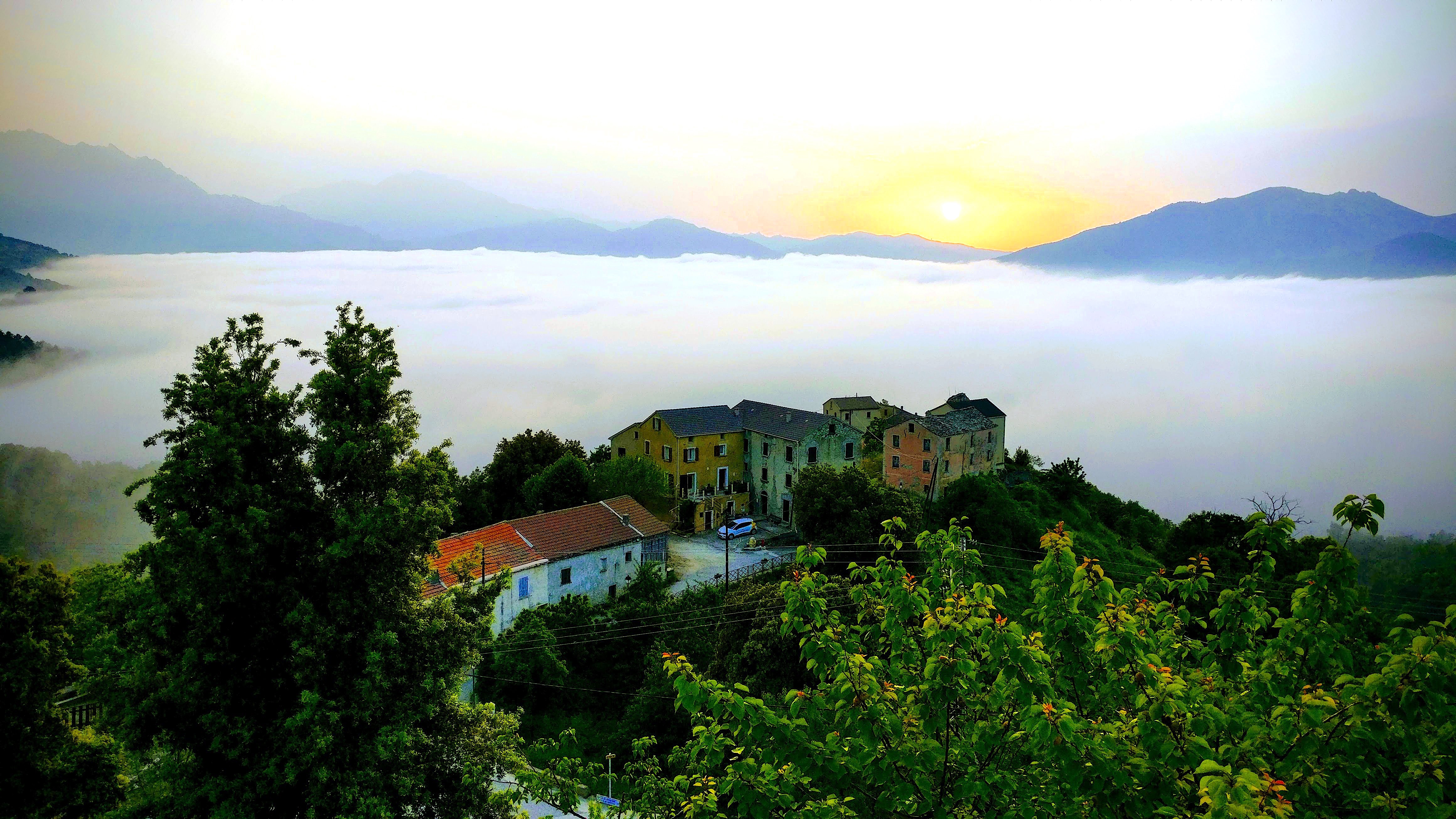 La photo du jour : À Terlaghja au-dessus d'une mer de nuages