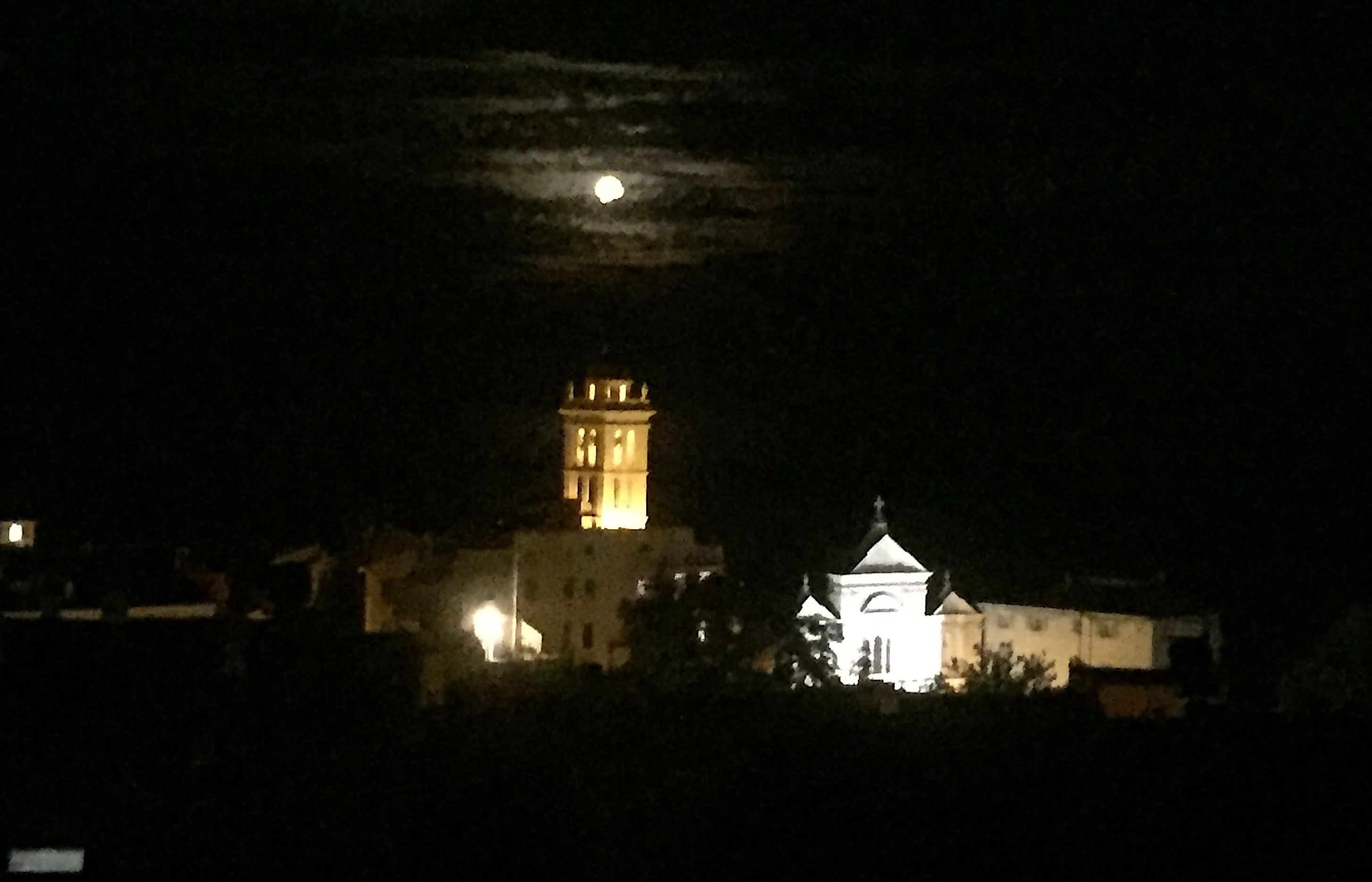 La photo du jour : la Lune comme un point sur  i au dessus de Santa Maria