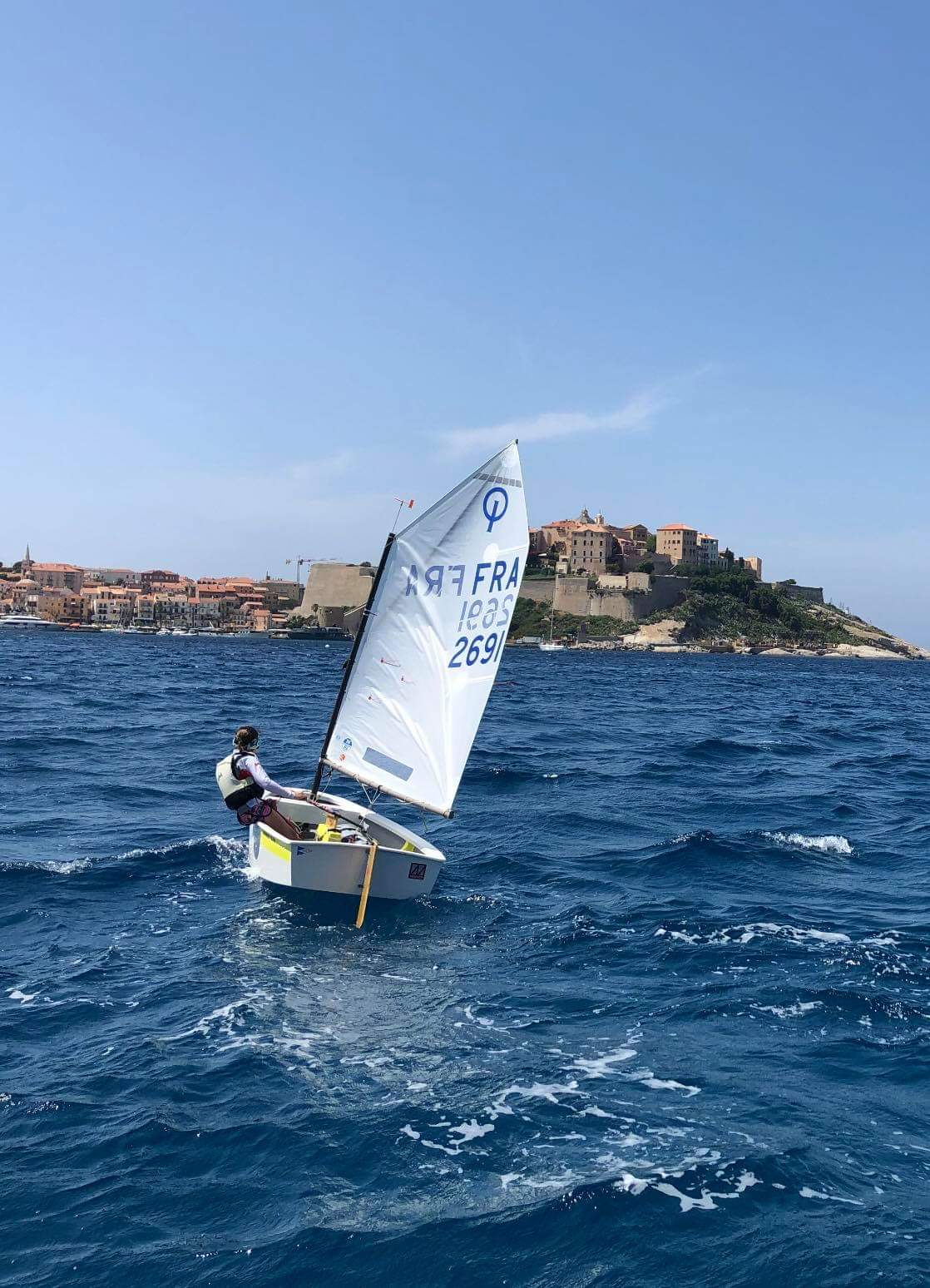 La calvaise Alexandra Santelli à la coupe internationale d'été d'Optimist à Plérin