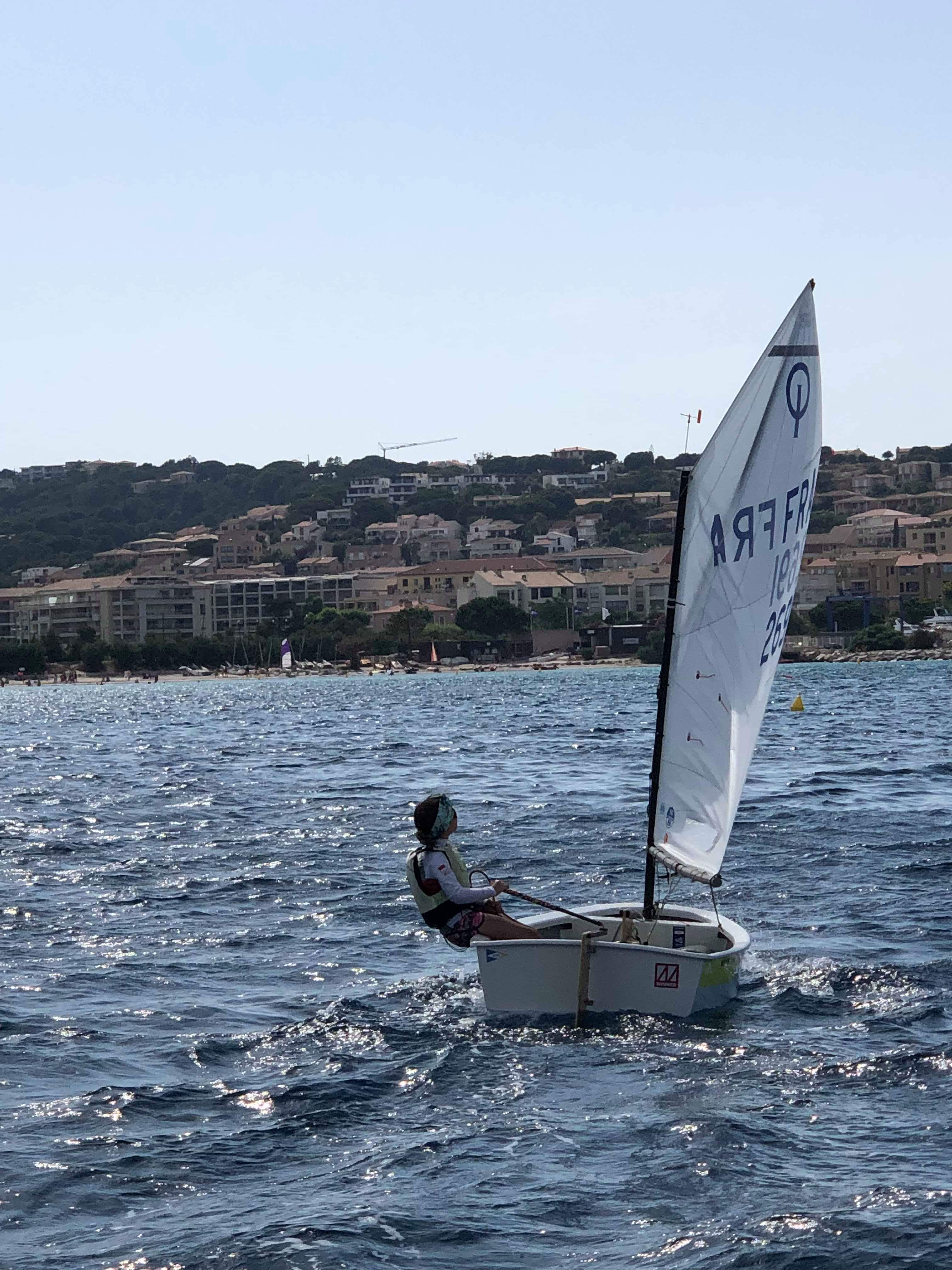 Alexandra à l'entraînement sur le plan d'eau de la Baie de Calvi