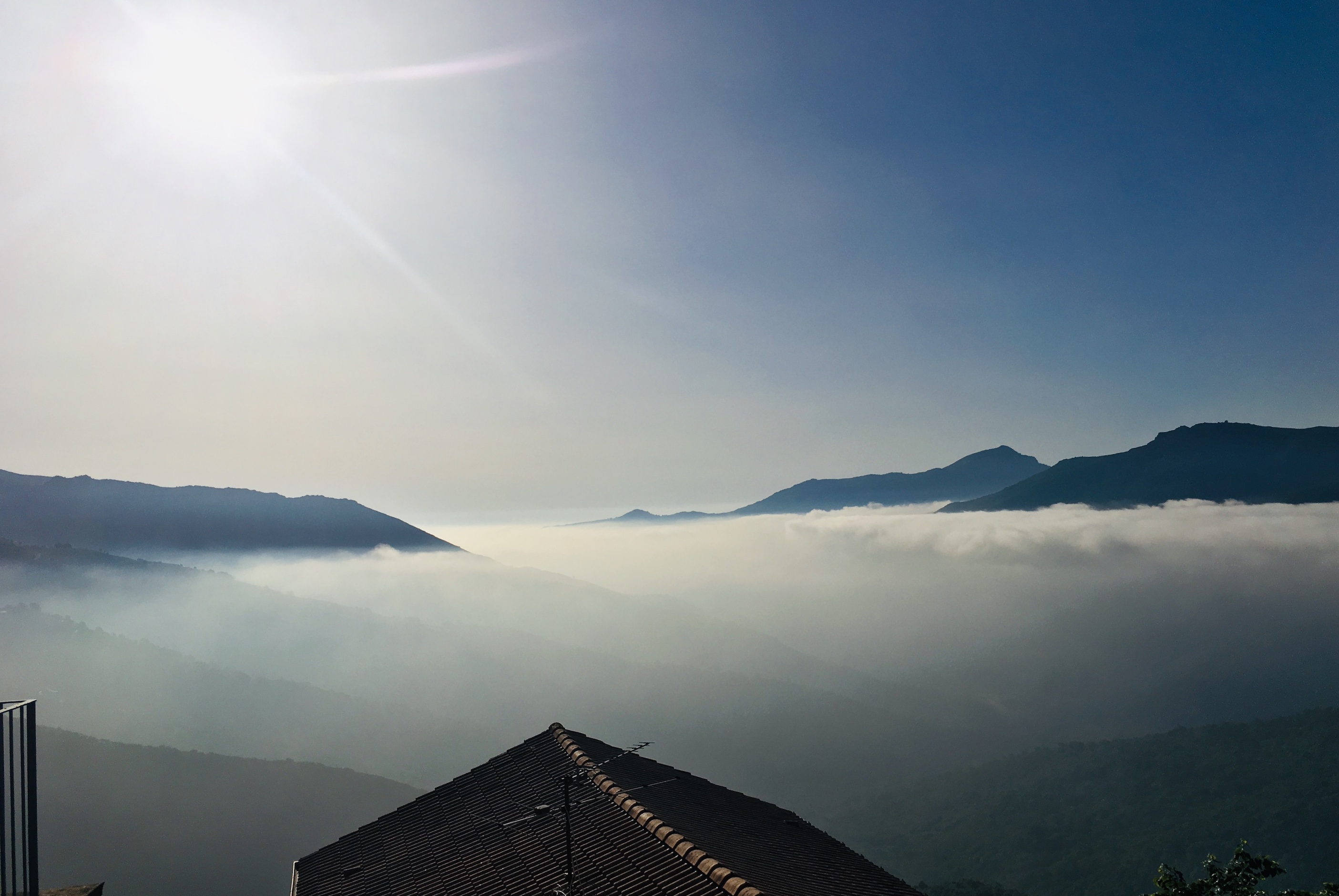 Le village de Lentu au dessus de la brume matinale de la vallée du Golu. ( ArchiSE)
