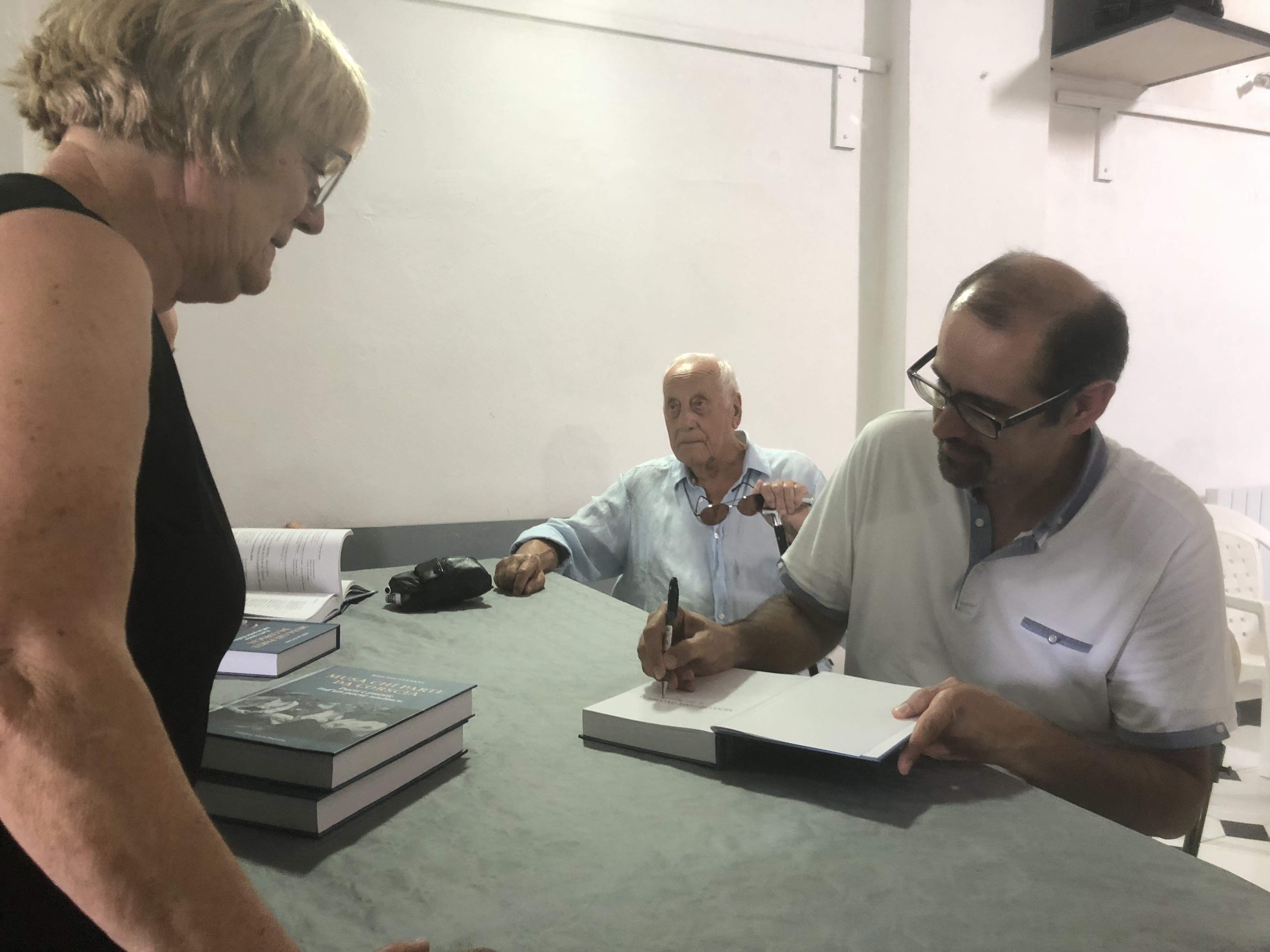 Jean-Luc Luciani dédicace son dernier ouvrage à Belgudè 