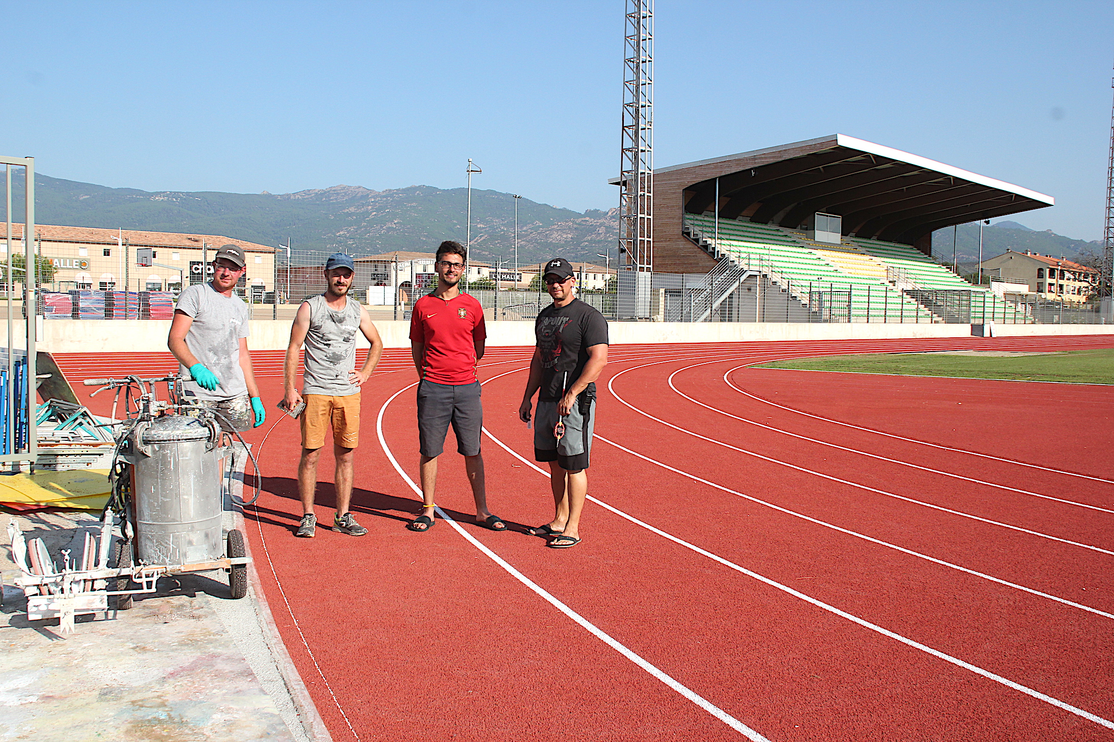 Les travaux de la piste du stade Claude-Papi de Porto-Vecchio en passe d'être achevés.