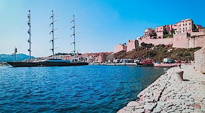 Le "Maltese Falcon" impressionnant au quai de l'ancien port de commerce de Calvi