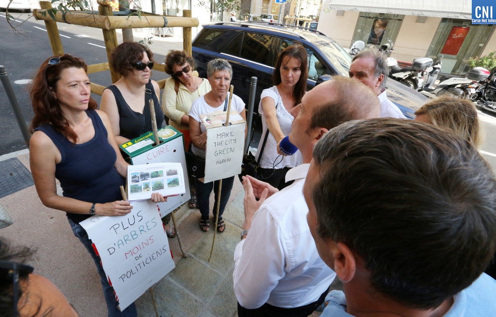 Lors de cette inauguration, des riverains demandent au maire plus d'arbres dans la ville.