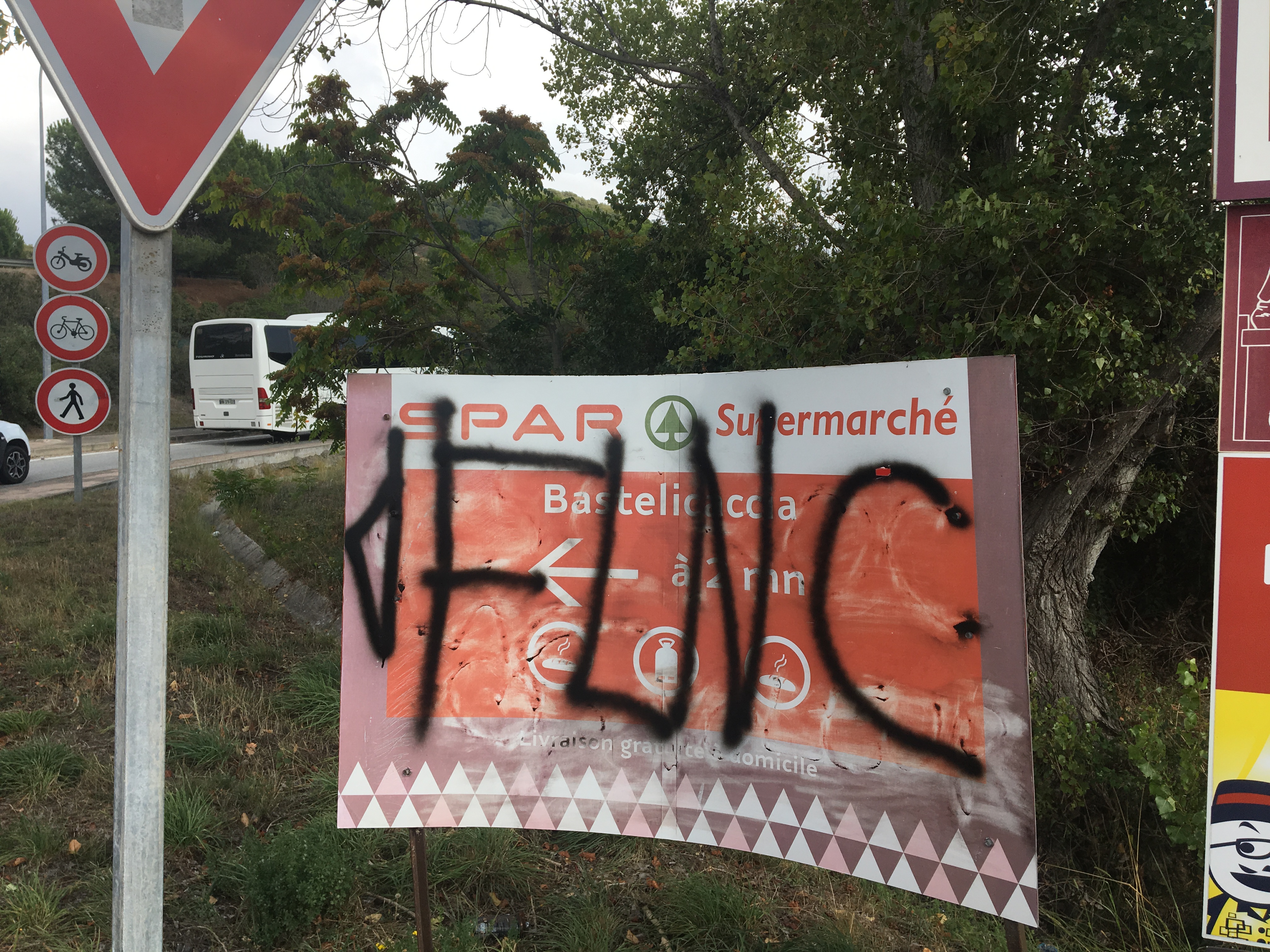 Bastelicaccia : Tirs et inscriptions menaçantes contre un commerce