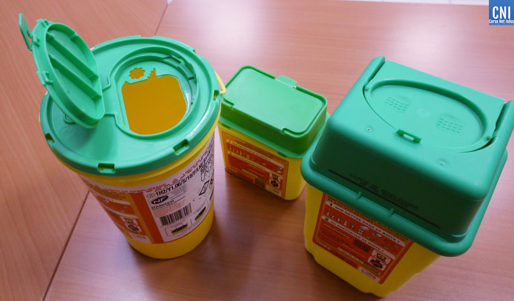 Les boîtes sont disponibles gratuitement dans certaines pharmacies et sur le site du DASTRI - Copyright : Michel Luccioni