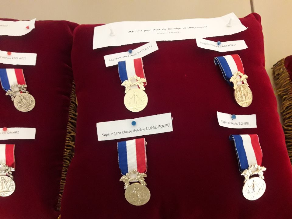 Policiers et pompiers de Bastia récompensés pour leur courage après la fusillade de Lupinu