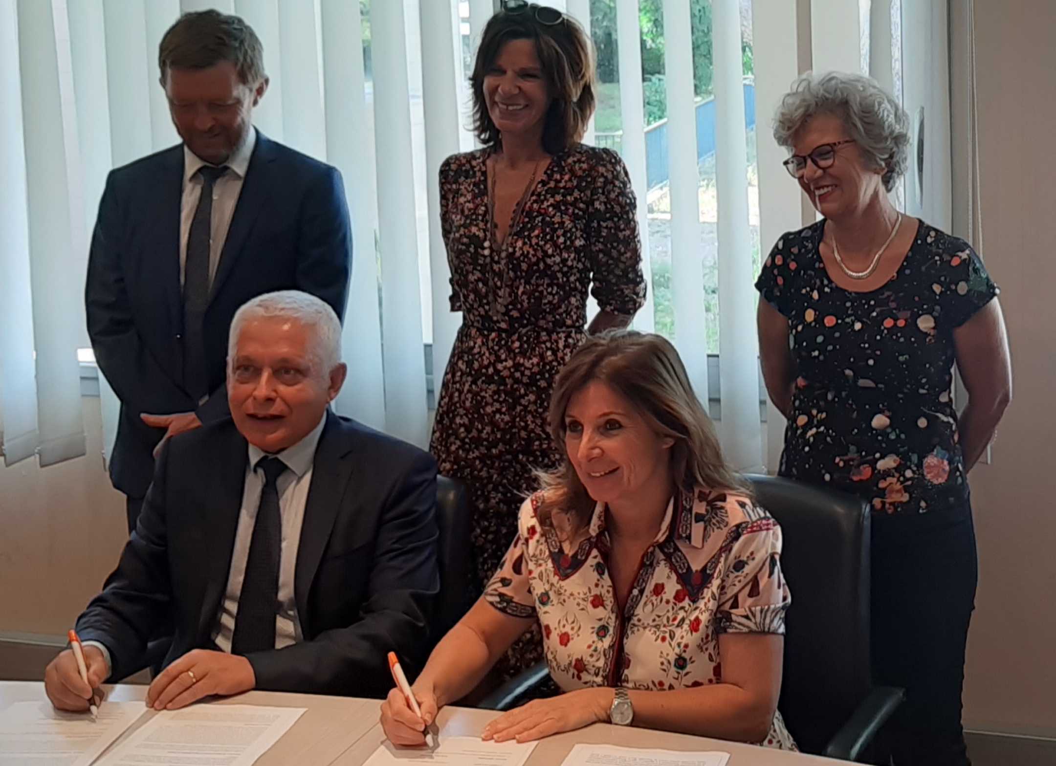 Alexandre Vinciguerra, directeur de la Cadec et Marie-Pierre Bianchini, directrice par intérim de l’Odarc signent le partenariat