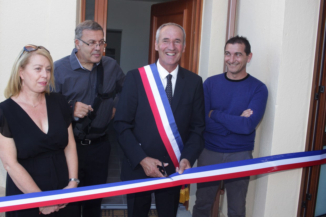 Ruban tricolore coupé par le Maire Rodolphe Santelli