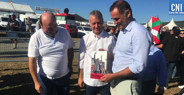 La photo d'Edmond Simeoni remise en cadeau à son fils.