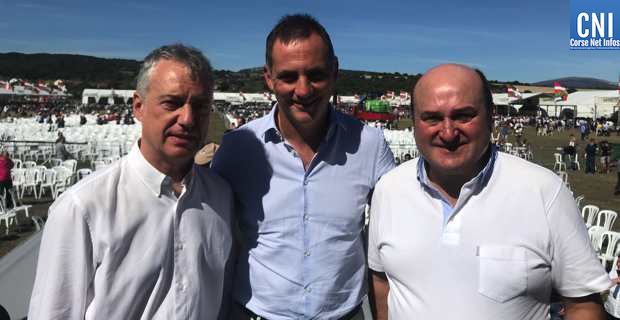 Gilles Simeoni entouré de Andoni Urtuzar et Inigo Urkullu.